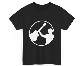 以下が含まれることがあります： 胸元に白い円形のグラフィックがプリントされた黒の半袖Tシャツ。円の中には、アコースティックギターを掲げた人物のシルエットが描かれており、黒い生地とのコントラストが特徴的なデザインとなっています。