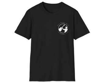 以下が含まれることがあります： 左胸に白い円形のグラフィックがプリントされた黒の半袖Tシャツ。グラフィックにはアコースティックギターを演奏する人物のシルエットが描かれており、その周囲にSteve Pledger Musicとstevepledger.co.ukというテキストが配置されています。