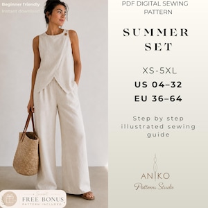 Puede incluir: Un patrón de costura digital en PDF para un conjunto de verano, incluyendo tallas XS-5XL, US 04-32 y EU 36-64. El conjunto presenta una blusa sin mangas con frente cruzado y un botón, junto con pantalones de pierna ancha en color beige.