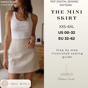 Könnte beinhalten: Ein digitales PDF-Schnittmuster für einen Minirock mit dem Text THE MINI SKIRT, Größen XXS-6XL, US 00-32, EU 32-62 und einer illustrierten Schritt-für-Schritt-Nähanleitung. Das Bild zeigt einen beigen Minirock mit einem weißen Ripp-Top.