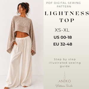Puede incluir: Una mujer con un top corto marrón claro y pantalones de pierna ancha color crema. La imagen incluye el texto "LIGHTNESS TOP", "XS-XL", "US 00-18" y "EU 32-48". La imagen también incluye el texto "PDF DIGITAL SEWING PATTERN".