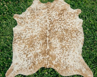 Alfombra de piel de vaca beige, marrón y blanca, alfombra de piel auténtica con pelo – Decoración rústica de granja estilo boho