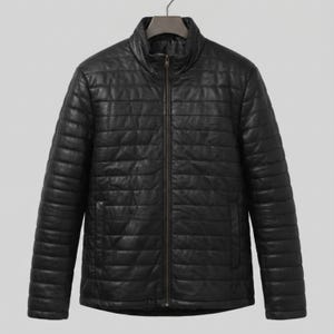 Könnte beinhalten: Eine schwarze Steppjacke mit hohem Kragen, langen Ärmeln und einem durchgehenden Frontreißverschluss. Das Kleidungsstück weist ein horizontales Steppmuster über den gesamten Körper und die Ärmel auf, was für eine strukturierte Optik sorgt.