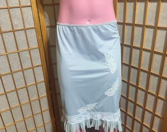 Vintage blauwe halve slip met bloemenmotief • 24" kanten onderlaag met ruches • Maat S/M