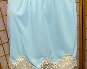 Vintage Van Raalte blauwe nylon slip | Korte slip van 16" met beige kanten rand | Maat Medium