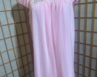 Vintage Franse babydoll-nachtjapon | Roze nylon kanten lingerie met pofmouwen