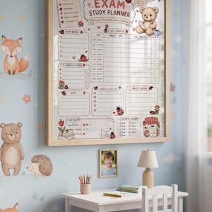 Op de afbeelding: Een rechthoekig Exam Study Planner wandbord in een lichthouten lijst. Het witte oppervlak bevat secties voor examendoelen, een studieschema, takenlijsten, notities en een voortgangstracker, versierd met illustraties van een teddybeer en lieveheersbeestjes.