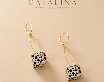 Pendientes de cubo hechos a mano, pendientes de cubo de lunares, pendientes colgantes minimalistas dorados, joyería estética, regalo único para ella.