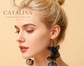Orecchini pendenti a forma di petalo in tessuto nero, realizzati a mano – Gioielli gotici e romantici di grande impatto.