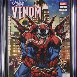 Op de afbeelding: Een CGC 9.2 beoordeeld Web of Venom #1 stripboek in een doorzichtige plastic houder. De cover toont een rood en blauw personage met een wit spinnenembleem, scherpe tanden en een lange tong tegen een donkere stadsskyline met het Marvel-logo.