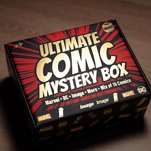 Peut inclure: Une boîte rectangulaire noire avec des graphismes en forme d'éclats de soleil style bande dessinée rouge. Le dessus porte le texte ULTIMATE COMIC MYSTERY BOX en grandes lettres dorées, avec Mix of 10 Comics et des logos Marvel, DC et Image.