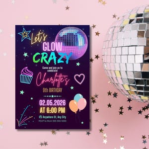 以下が含まれることがあります： Let's GLOW CRAZYというネオン風の文字、ミラーボールのグラフィック、カップケーキ、ハート、風船が描かれた濃い紫色の誕生日招待状。Charlotte's 9th BIRTHDAY、日付02.05.2026、イベントの詳細が記載されています。