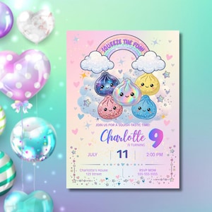 Peut inclure: Une carte d'invitation d'anniversaire avec un arc-en-ciel pastel, des nuages scintillants et cinq personnages de boulettes mignons et colorés. Le texte indique : SQUEEZE THE FUN! JOIN US FOR A SQUISH-TASTIC TIME! Charlotte IS TURNING 9, 11 JUILLET, 14H.