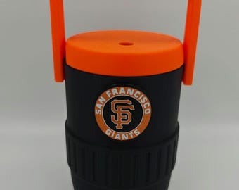 Mini nevera portátil de los SF Giants: soporte para latas de 355 ml impreso en 3D, regalo para aficionados al béisbol de los San Francisco Giants, decoración de escritorio, artículo de colección de los Giants.