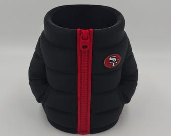 Soporte para latas/bolígrafos de los San Francisco 49ers / Soporte para latas/bolígrafos con forma de chaqueta acolchada impresa en 3D / Regalo para aficionados al fútbol americano de la NFL