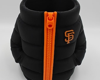 Soporte para latas/bolígrafos de los San Francisco Giants / Soporte para latas/bolígrafos con forma de chaqueta acolchada impreso en 3D / Regalo para aficionados al béisbol de la MLB