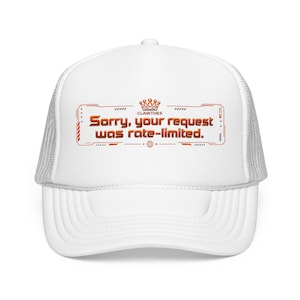 Puede incluir: Gorra de camionero blanca con visera curva y parte trasera de malla. El panel frontal muestra el texto naranja "Sorry, your request was rate-limited" dentro de un diseño rectangular. La gorra incluye la marca "CLAWTHES".