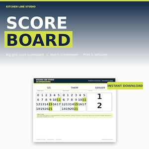 Puede incluir: Un marcador imprimible con el texto "SCORE BOARD" en letras blancas grandes sobre un fondo azul. El marcador incluye secciones para las puntuaciones "US" y "THEM", los números de servidor y las palabras "Descarga instantánea".