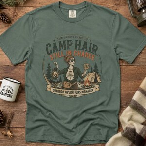 Camp Hair Still In Charge T-shirt, T-shirt voor Outdoor Operations Manager, Grappig kampeercadeau