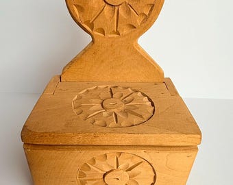 Boîte à sel d'art populaire polonais vintage (Solniczka) | Salière en bois sculpté à la main | Étiquette coopérative originale de Białystok