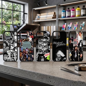 Puede incluir: Cinco fundas negras para teléfono con varios diseños que presentan imágenes de Michael Jackson. Las fundas muestran un collage de fotos, los ojos del cantante y las palabras "Thriller" y "Michael Jackson". Las fundas se exhiben sobre una encimera gris.