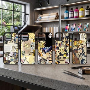 Puede incluir: Cinco fundas para teléfono con diseños de personajes de dibujos animados. Las fundas tienen bordes negros y se exhiben sobre una encimera gris. Los diseños incluyen collages y arreglos de personajes multicolores.