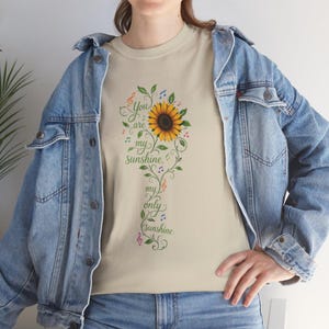 T-Shirt mit Sonnenblumen-Schriftzug und floralem Design | T-Shirt mit Ranken-Typografie