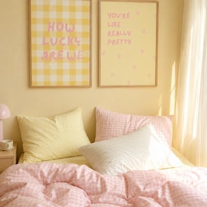 Rosa gul kokett väggkonst set, söta flickiga sovrumstryck, preppy studentrumsdekor, gingham-affischpaket, trendig digital nedladdning
