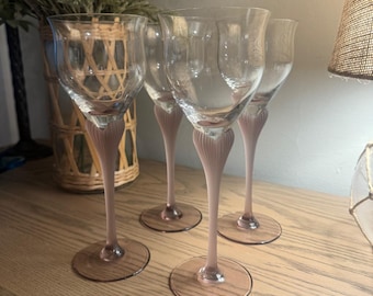 Juego de 4 copas de vino vintage Mikasa Sea Mist Amethyst con tallo acanalado y forma de tulipán.