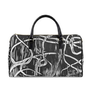 Puede incluir: Una bolsa de viaje con un patrón abstracto en blanco y negro de líneas entrelazadas y formas orgánicas. La bolsa tiene dos asas negras, un cierre de cremallera superior y bordes negros, lo que proporciona un diseño estructurado y funcional.