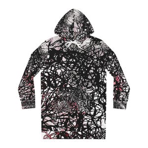 Peut inclure: Une robe à capuche à manches longues avec un motif abstrait noir et blanc et des touches de rouge. Le motif est composé de lignes et de formes entrelacées, créant un effet visuel complexe et artistique. La robe a une capuche et un cordon de serrage.