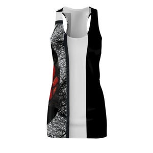 Könnte beinhalten: Ein Racerback-Trägerkleid mit geteiltem Design. Die linke Seite zeigt ein schwarz-weißes Gekritzel-Muster mit einer markanten roten kreisförmigen Grafik. Die Mitte hat einen vertikalen weißen Streifen und die rechte Seite ist schwarz.