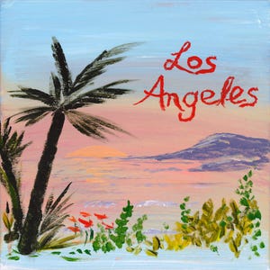 Könnte beinhalten: Ein Gemälde eines Sonnenuntergangs über dem Meer mit Palmen und dem Schriftzug "Los Angeles" in Rot. Der Himmel wechselt von Hellblau zu Rosa und Orange, mit einem Berg im Hintergrund.