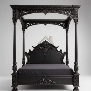 Può includere: Un letto a baldacchino nero con intagli ornati. La struttura del letto presenta dettagliati disegni floreali e a volute sulla testiera, sulla pediera e sui montanti. Il letto è coperto da un lenzuolo grigio scuro e ha una struttura a baldacchino.