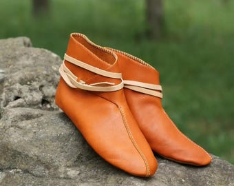 Stivaletti sassoni in pelle senza tempo / Cinturino avvolgente color arancio cognac fatto a mano / Calzature vichinghe del XIII secolo / Punta affusolata unisex / LARP Living