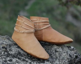 Handcrafted Roman Wrap Strap Leather Shoes | Natural Tan Ankle Boot | 12th Century Norman Footwear | Pointed Toe Lace Wrap | Unisex LARP Ree
