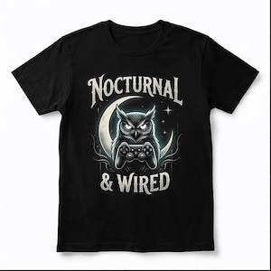 Aanpasbaar gepersonaliseerd cadeau: T-shirt met gamingthema 'Nachtuil' met de tekst 'Nocturnal & Wired'.