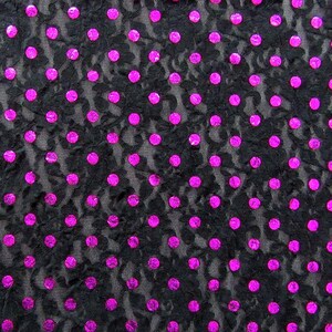 Könnte beinhalten: Ein schwarzer Spitzenstoff mit einem sich wiederholenden Blumenmuster und einem Raster aus leuchtend pinkfarbenen, kreisförmigen Pailletten. Die transparente Netzbasis ist mit blickdichter schwarzer Blumenstickerei überlagert.