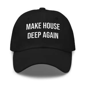 Op de afbeelding: Zwarte baseballpet met de witte tekst "MAKE HOUSE DEEP AGAIN". De pet heeft een gebogen klep en een knoop aan de bovenkant. Een klassieke, casual stijl.