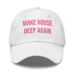 Op de afbeelding: Witte baseballpet met de roze tekst "MAKE HOUSE DEEP AGAIN". De pet heeft een gebogen klep en een verstelbare band. Een klassieke stijl, geschikt voor dagelijks gebruik.