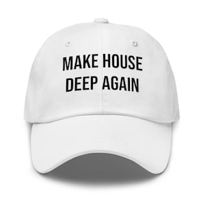 Op de afbeelding: Een witte baseball cap met de tekst "MAKE HOUSE DEEP AGAIN" in vette, zwarte letters. De cap heeft een gebogen klep en een knoop aan de bovenkant. Een modieus accessoire voor muziekliefhebbers.
