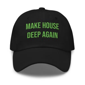 Op de afbeelding: Zwarte baseballpet met de tekst "MAKE HOUSE DEEP AGAIN" in groene blokletters. De pet heeft een gebogen klep en een knoop aan de bovenkant. Een klassieke, casual stijl.