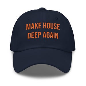 Op de afbeelding: Marineblauwe baseballcap met de oranje tekst "MAKE HOUSE DEEP AGAIN". De cap heeft een gebogen klep en een knoop aan de bovenkant. Een stijlvol accessoire.