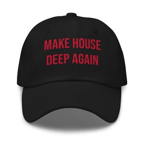 Op de afbeelding: Zwarte baseballpet met de rode tekst "MAKE HOUSE DEEP AGAIN" op de voorkant. De pet heeft een gebogen klep en een knoop aan de bovenkant. Een klassiek, casual accessoire.