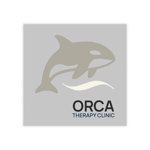 Op de afbeelding: Een vierkante afbeelding met een lichtgrijze achtergrond en een taupekleurig silhouet van een orka die boven een witte golf springt. Onder de afbeelding staat de tekst ORCA in vetgedrukte zwarte letters, gevolgd door THERAPY CLINIC in donkerblauw.