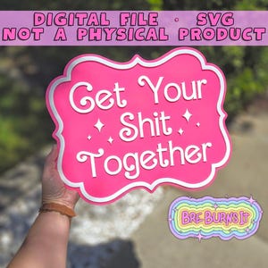 Peut inclure: Un panneau rose à bords festonnés avec le texte blanc 'Get Your Shit Together' et des petites étoiles. L'image inclut une bannière indiquant 'DIGITAL FILE - SVG NOT A PHYSICAL PRODUCT' et un logo 'BRE BURNS IT' aux couleurs de l'arc-en-ciel.