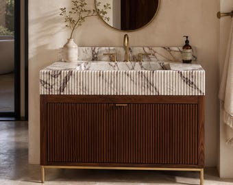Tocador de baño de mármol a medida con lavabo, encimera de mármol Calacatta Viola, mueble de nogal estriado, patas de latón, tocador de lujo.