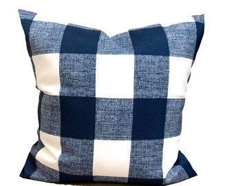 Könnte beinhalten: Quadratisches Zierkissen mit einem marineblauen und weißen Büffelkaromuster. Das Kissen hat ein weiches, strukturiertes Aussehen und ist für die Inneneinrichtung konzipiert. Das Kissen hat eine quadratische Form.
