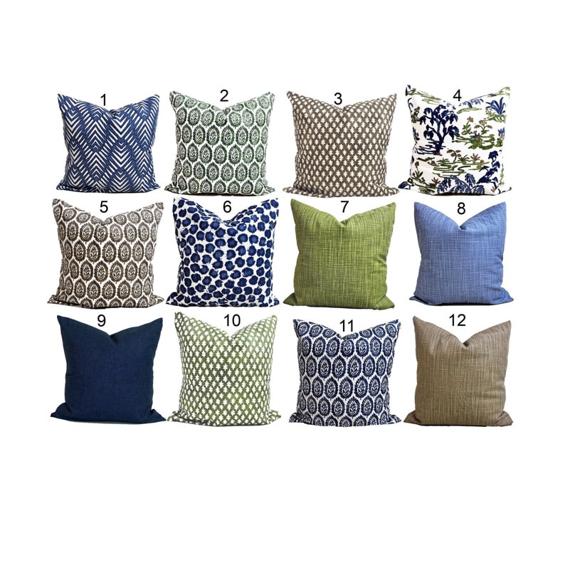 Pu&ograve; includere: Una collezione di dodici cuscini decorativi in vari colori e fantasie. I disegni includono stampe geometriche, floreali e astratte in tonalit&agrave; di blu, verde, marrone e neutre. Ogni cuscino ha una forma quadrata.