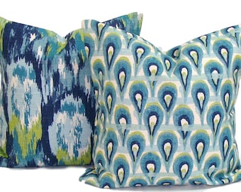 Peut inclure: Deux coussins décoratifs aux motifs bleus, verts et blancs vibrants. L'un présente un design abstrait, l'autre un motif de goutte d'eau répétitif. Ces coussins ajoutent une touche de couleur et de style à tout espace de vie, mesurant environ 40 cm x 40 cm.